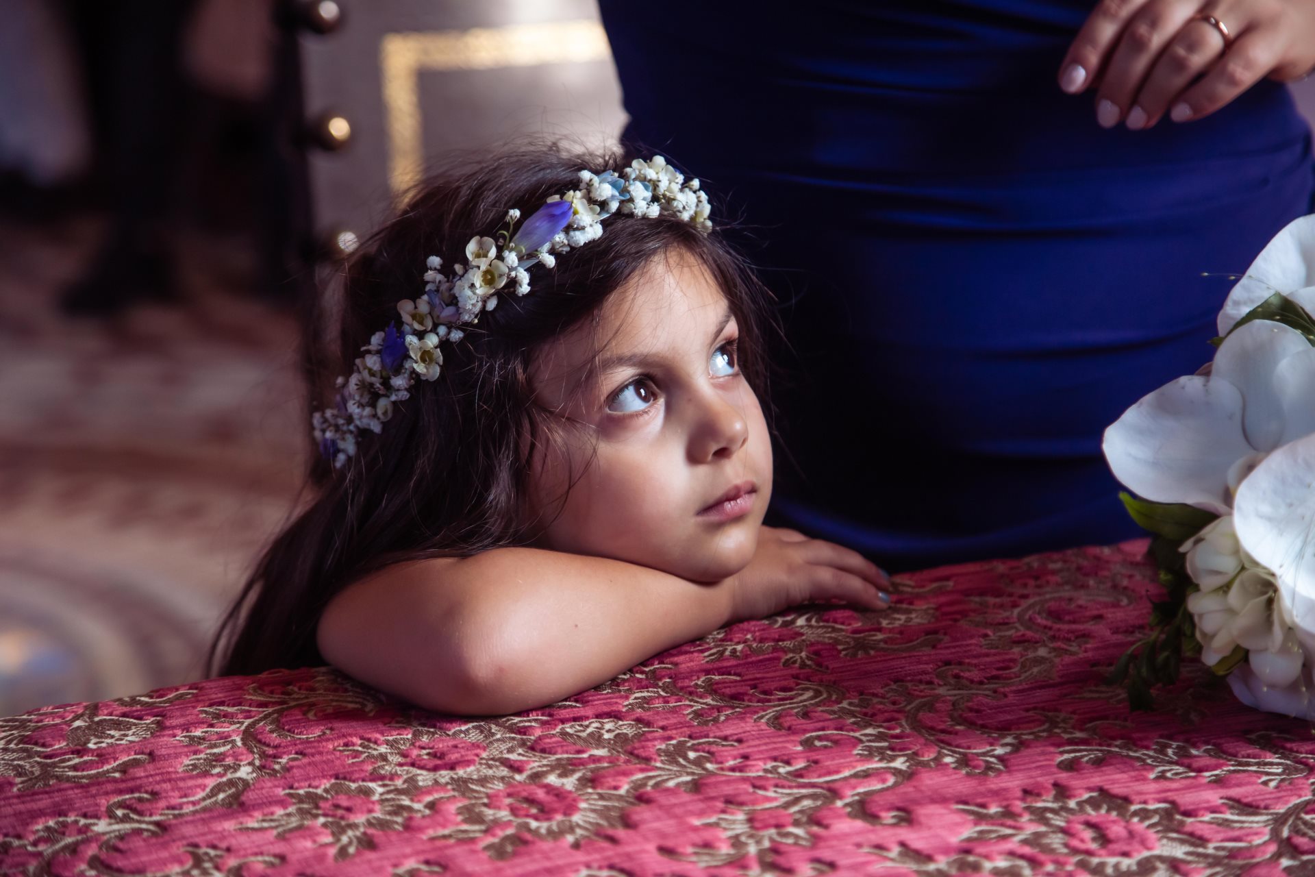 matrimonio reportage bambina segnante coroncina di fiori Borgo San Lorenzo e Vicchio Firenze Sesto Fiorentino